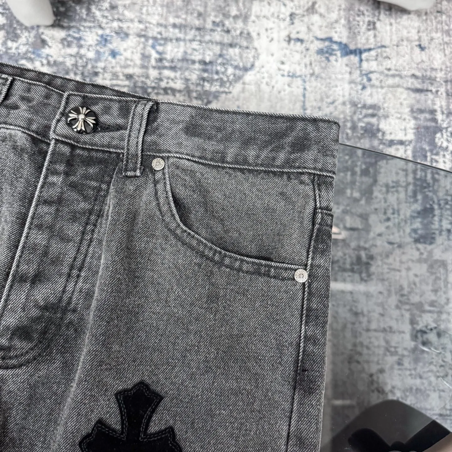 P300 CH Chromehearts black cross-stitched leather black and gray heavy-duty cow king jeans, cabinet price 74W level, patchwork cross pattern embellishment, washed jeans! ! An absolutely high-end luxury product, a 1.9W-level god-level single product, a super popular product, made by top heavy industry, a magic weapon that cannot be missed! [About Zangyin] This is an extremely luxurious fashion brand that can also be called the aristocracy of the high street. It has always been an exclusive brand for some hipsters or rich second generations. Compared with ordinary high streets, it is more luxurious and noble. Compared with luxury brands, it is more fashionable and individual. It has always been a brand that I have a special liking for. [Top heavy industry fashion design] Consistently high-street luxury style. Speaking of this style, the Zangyin family and GU family are definitely the leading representative brands. Especially the Zangyin family has really achieved a state-of-the-art effect in creating high-street style. The unique washed material is used to create this style. The color system is already quite eye-catching. After it is decorated with patchwork cross flowers, it cleverly highlights the charm of the brand. Secondly, this style uses classic The high-waist cutting design highlights the long legs and fashionable temperament of the upper body. The brand is highly recognizable and the slim fit configuration is more suitable for daily wear. It is a product that interprets personality, fashion, and specifications at a glance. This single product is enough to make any fan excited. It can be a white T-shirt for a youthful college style, or a tight suspender for a royal style. It has strong matching ability and can be easily controlled by men.  [Materials and craftsmanship] Needless to say, this point goes without saying. As an excellent craftsman brand, Zangyin’s requirements for details and craftsmanship are really perfect. The washed color of this model has gone through so many processes, not to mention the embellishment of denim appliques. It is also purely hand-made and sewn. Just like what they believe in, only hand-made things have soul and have the meaning of wear. A top-notch heavy-duty fashionable denim item, I look forward to your perfect interpretation! !  Color: black gray Size: 28-36